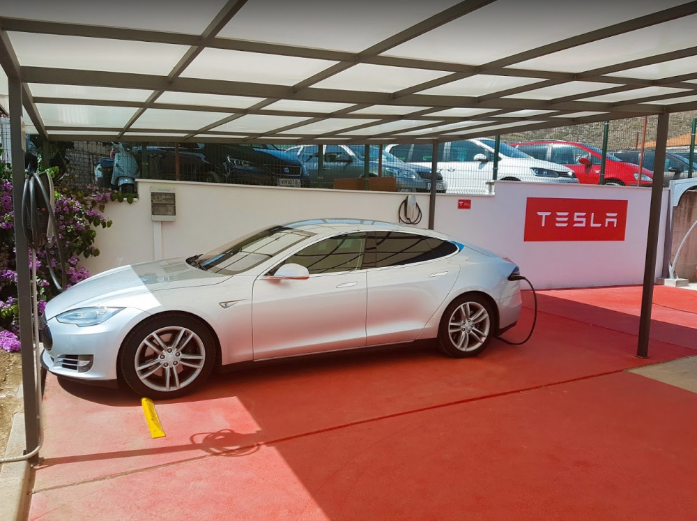 Die E-Tankstelle - Ladestation TESLA